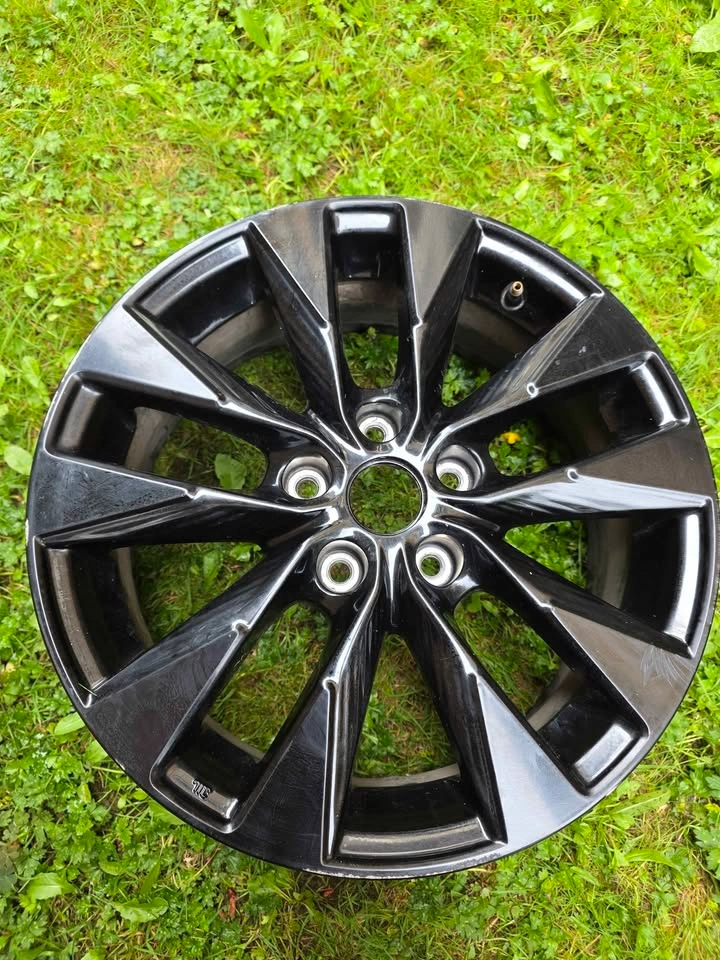 2017 Nissan Sentra 17" Alloy Wheels with Continental Tires - photo 4