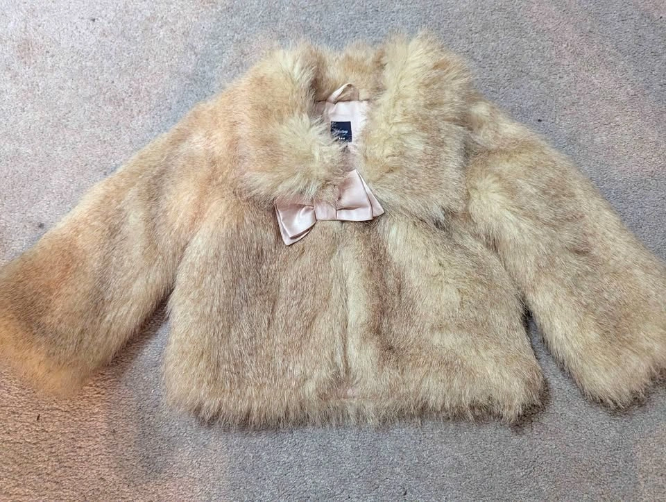Fancy babyGap Faux Fur Jacket -3T