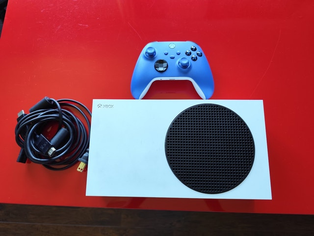 (Delivery) Xbox Series S w/games
