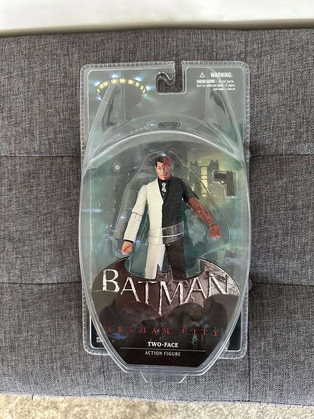BATMAN DC COLLECTABLES ARKHAM CITY TWO FACE ACTION FIGURE