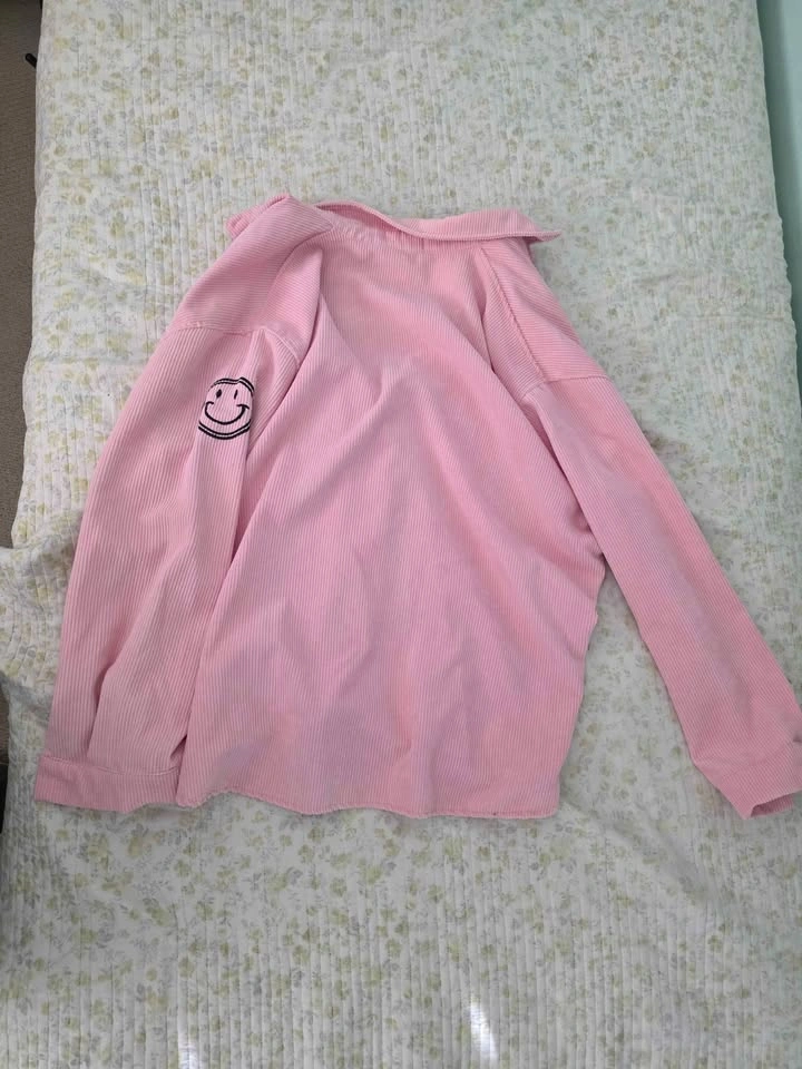 Pink collared shirt with smile for men - photo 2