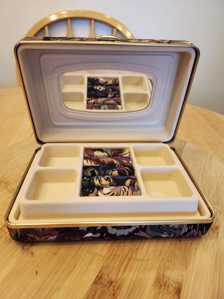🏈 Padded Cloth Jewelry Box with Tapestry Print - photo 5