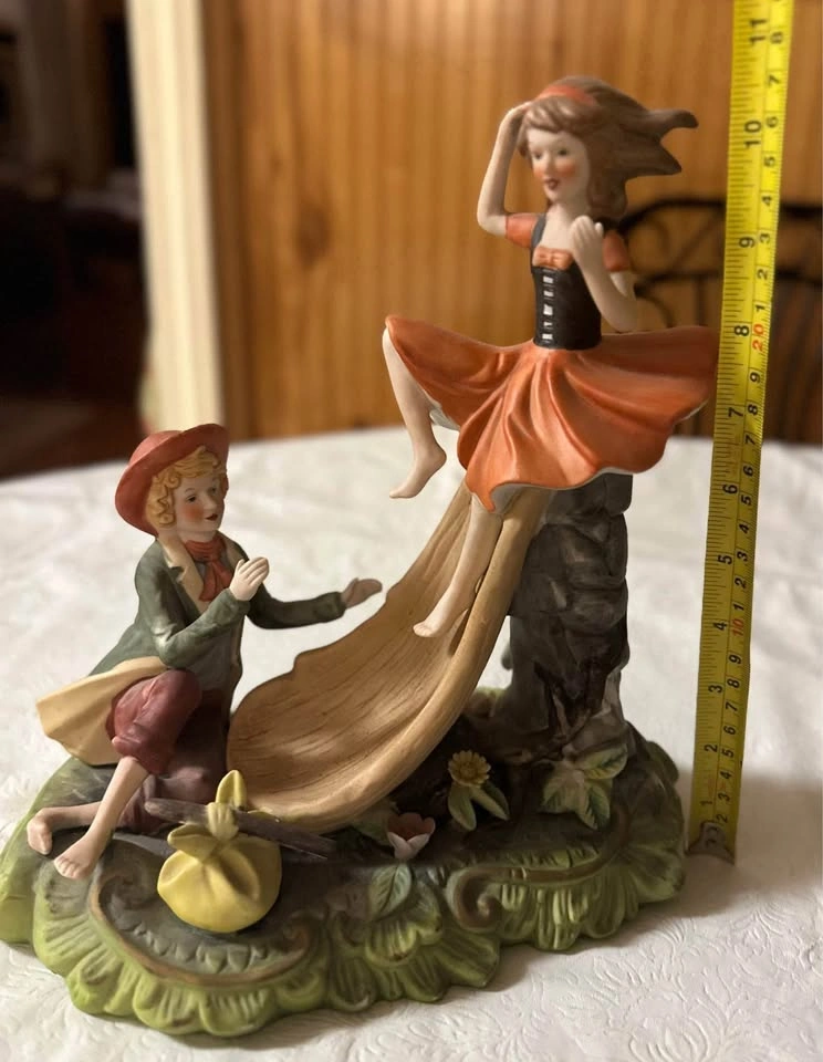 Beautiful Vintage Hand-Painted Ceramic Romantic Figurine - photo 2