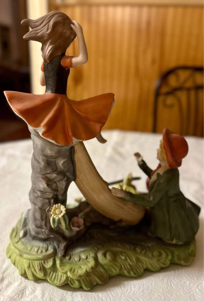 Beautiful Vintage Hand-Painted Ceramic Romantic Figurine - photo 3