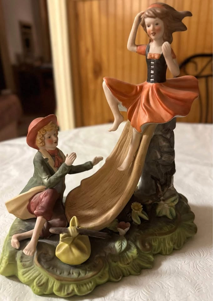 Beautiful Vintage Hand-Painted Ceramic Romantic Figurine - photo 4