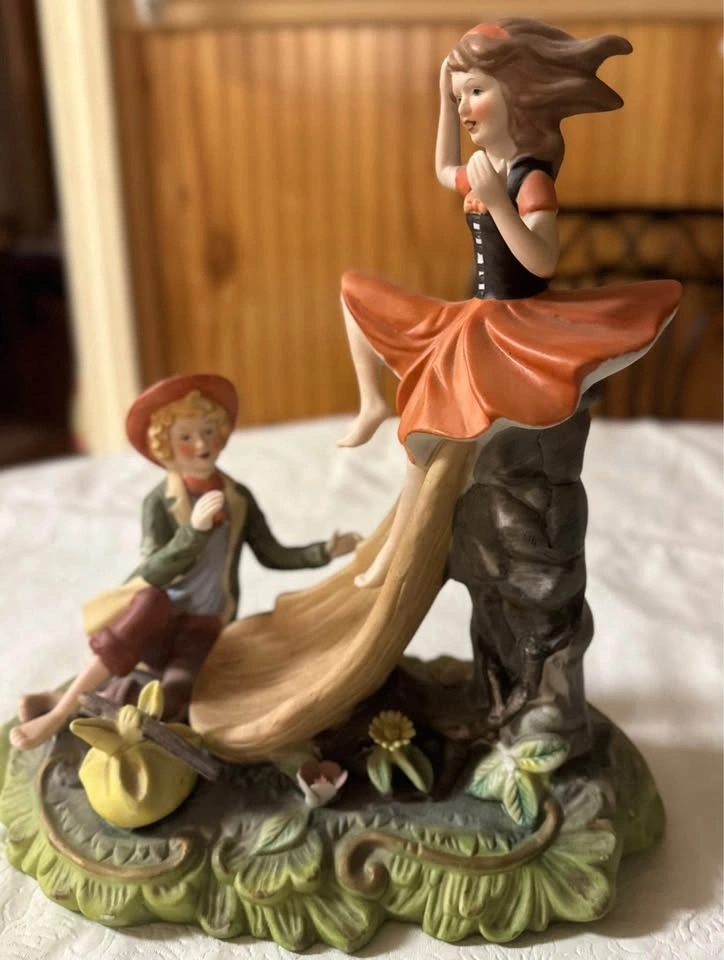 Beautiful Vintage Hand-Painted Ceramic Romantic Figurine - photo 5