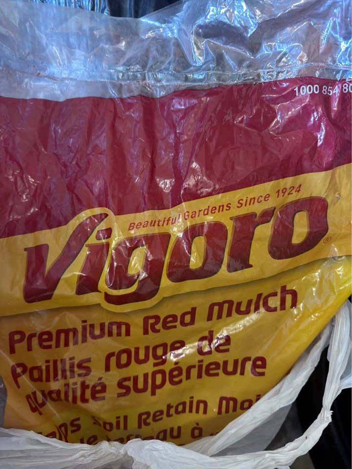 Vigoro Premium Red Mulch and Scotts Nature Scapes Mulch Bags