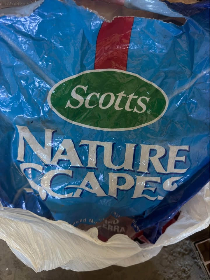Vigoro Premium Red Mulch and Scotts Nature Scapes Mulch Bags - photo 2