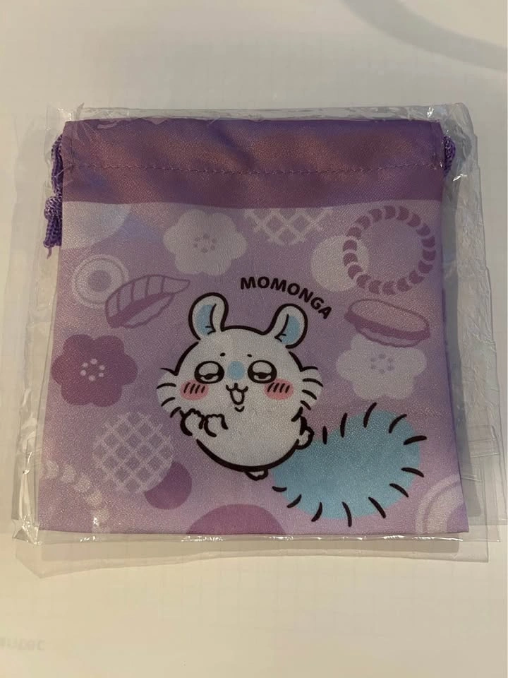Chiikawa x Kura Sushi Momonga Drawstring Pouch and Pin Set - photo 3
