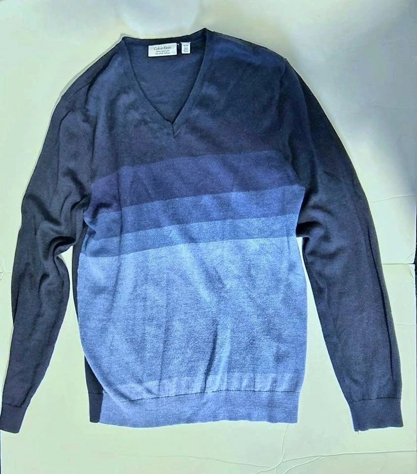 Calvin Klein Men's V-Neck Blue Ombre Sweater Size M