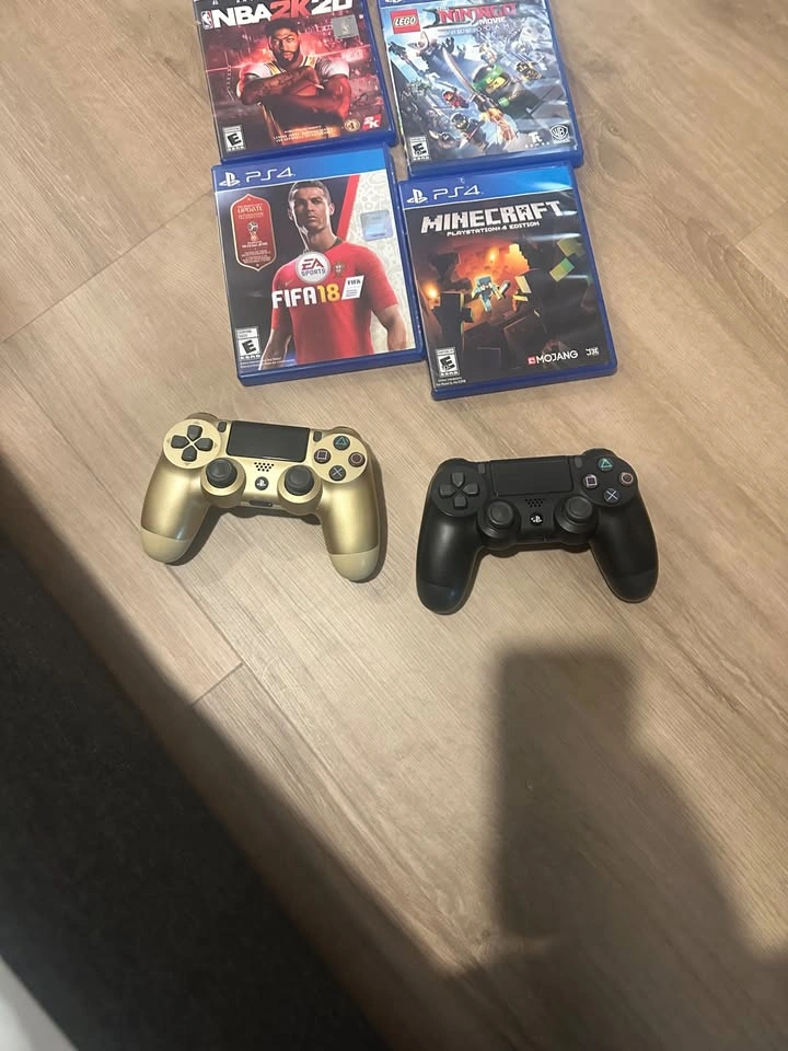 PlayStation 4, two controllers and games - photo 3