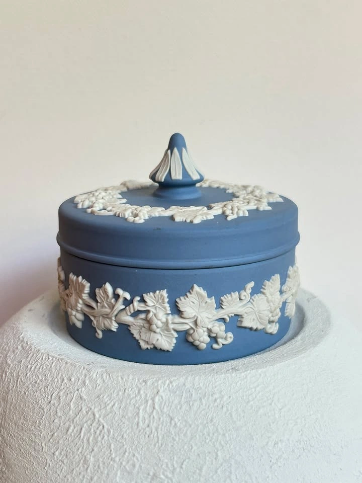 Vintage Wedgwood Blue Jasperware pill / trinket box with lid - photo 2