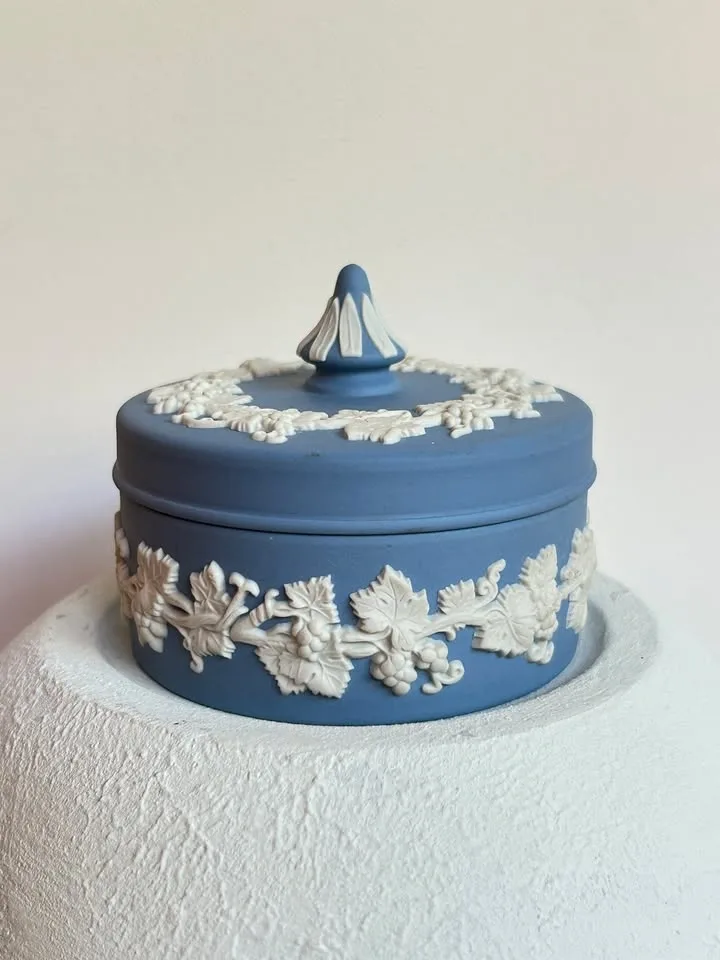 Vintage Wedgwood Blue Jasperware pill / trinket box with lid - photo 2