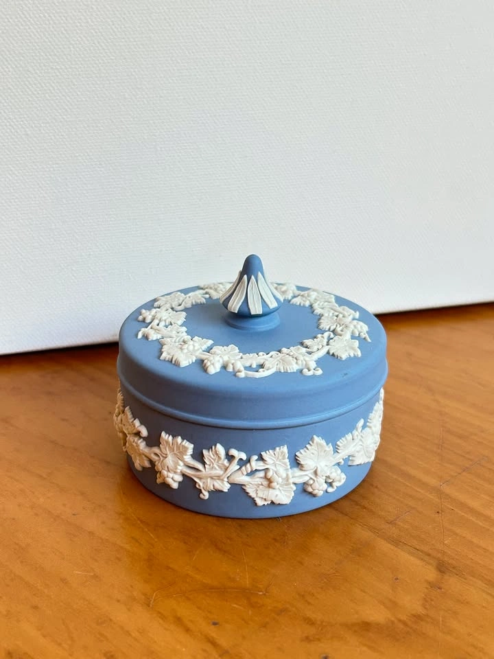 Vintage Wedgwood Blue Jasperware pill / trinket box with lid - photo 3