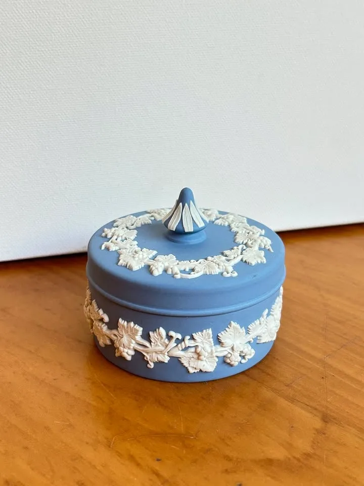 Vintage Wedgwood Blue Jasperware pill / trinket box with lid - photo 3