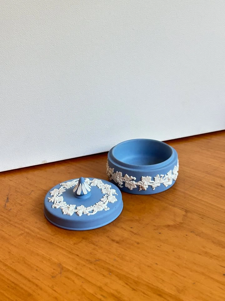 Vintage Wedgwood Blue Jasperware pill / trinket box with lid - photo 4