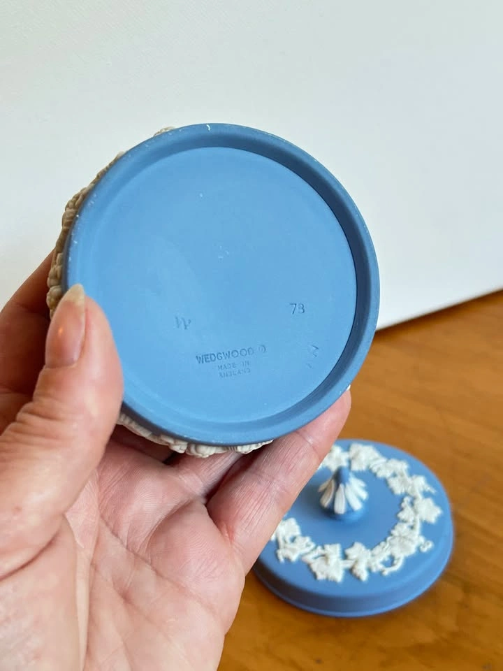 Vintage Wedgwood Blue Jasperware pill / trinket box with lid - photo 5
