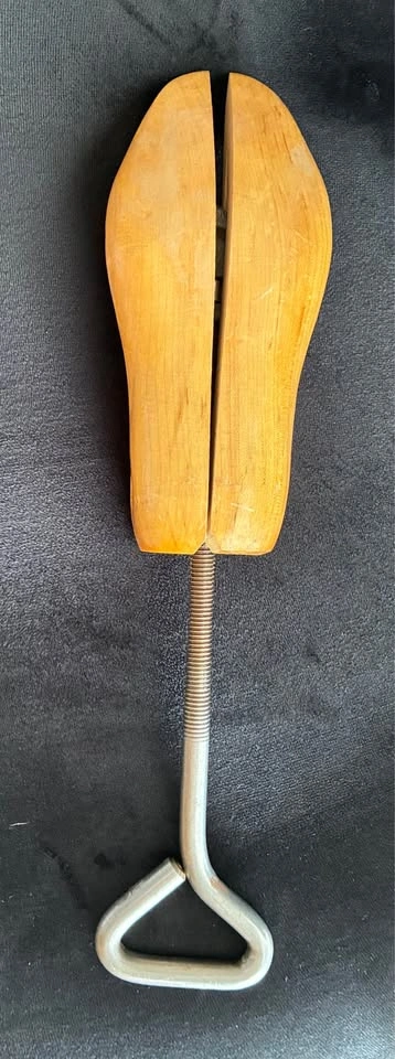 Vintage G.E. Belcher Wooden Shoe Stretcher - Size 2 - photo 3
