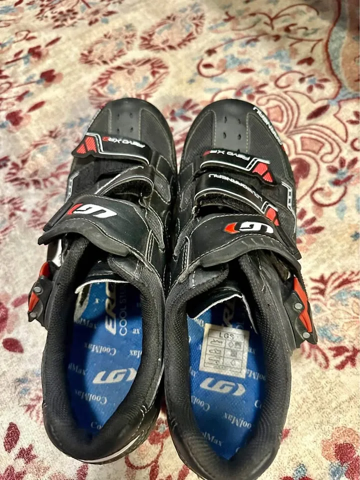 Men’s clipless biking shoes (9.5M) thumbnail