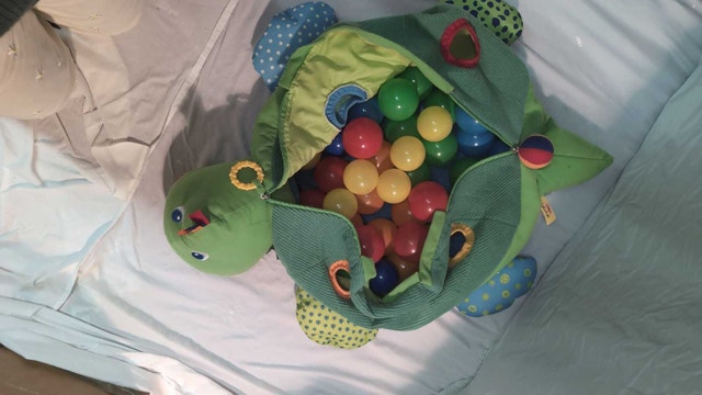 Melissa & Doug turtle ball pit - photo 2
