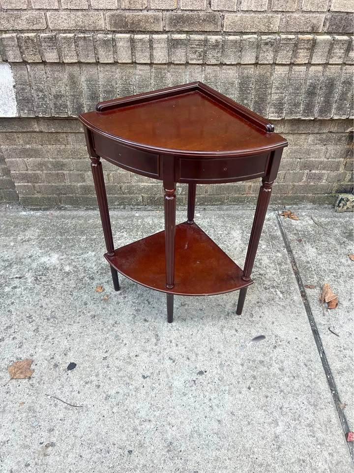 The Bombay Company Mahogany Corner Accent Table