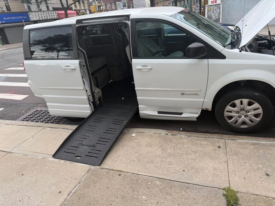 2014  handicap dodge grand caravan $7300