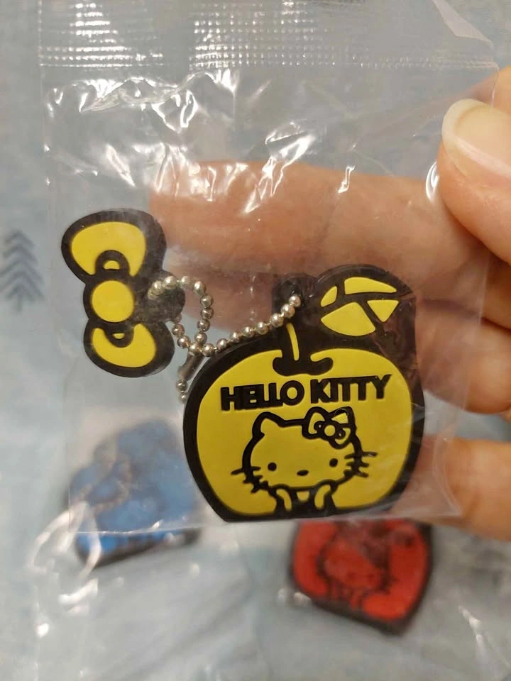 🏈 Vintage Hello Kitty - Yellow Apple Key Cover gashapon w charm!