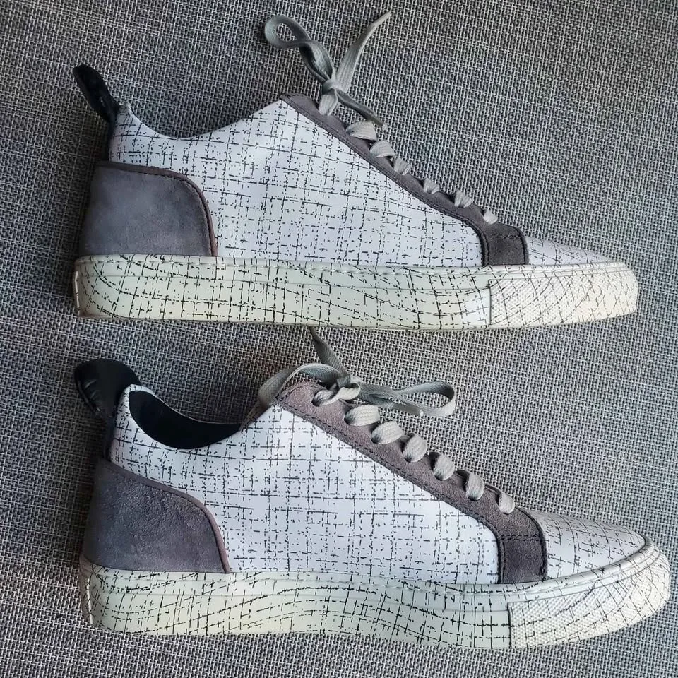 Ylati Sneakers Size 8 worn once like new image indicator(3)