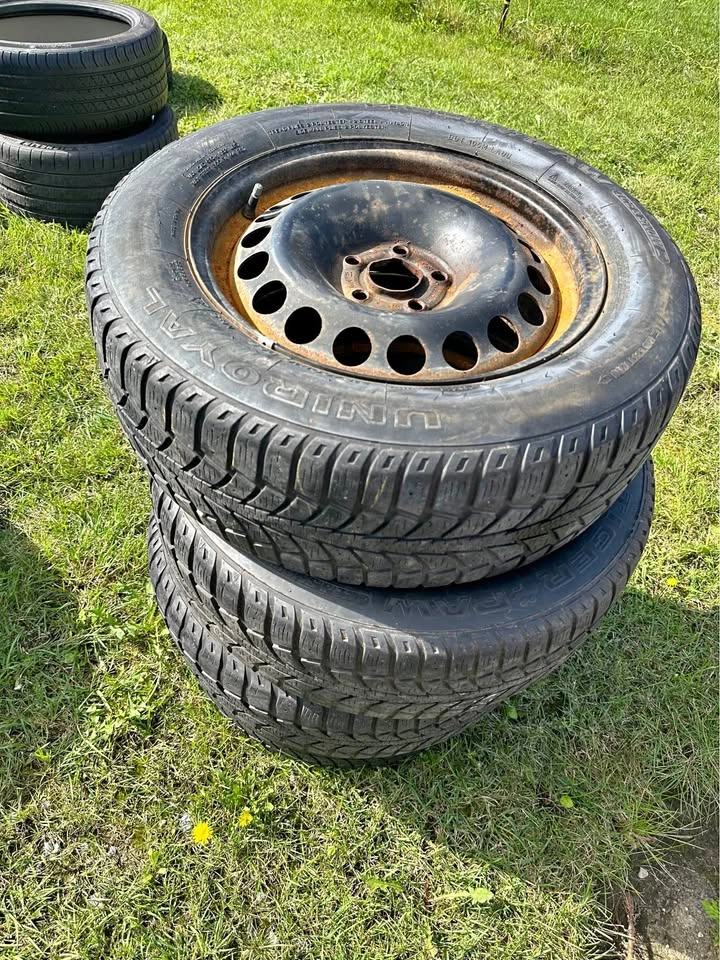 4 Uniroyal Tiger Paw 215/60R16 Tires on Steel Rims – Good Tread
