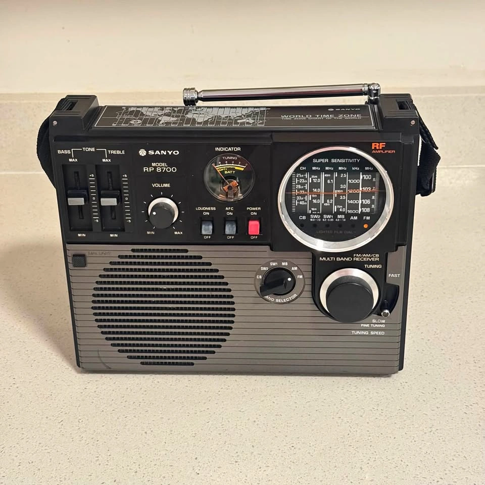 VINTAGE 1970s SANYO RP-8700 6-BAND WORLD RECEIVER RADIO 🏈