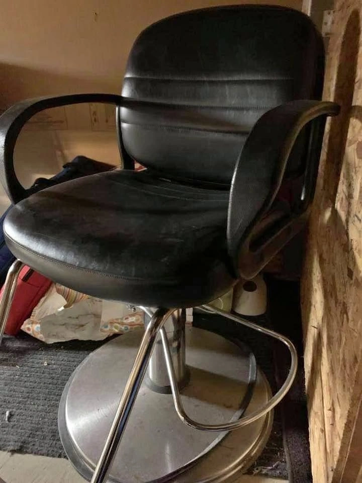 Salon Swivel Chair and Backwash