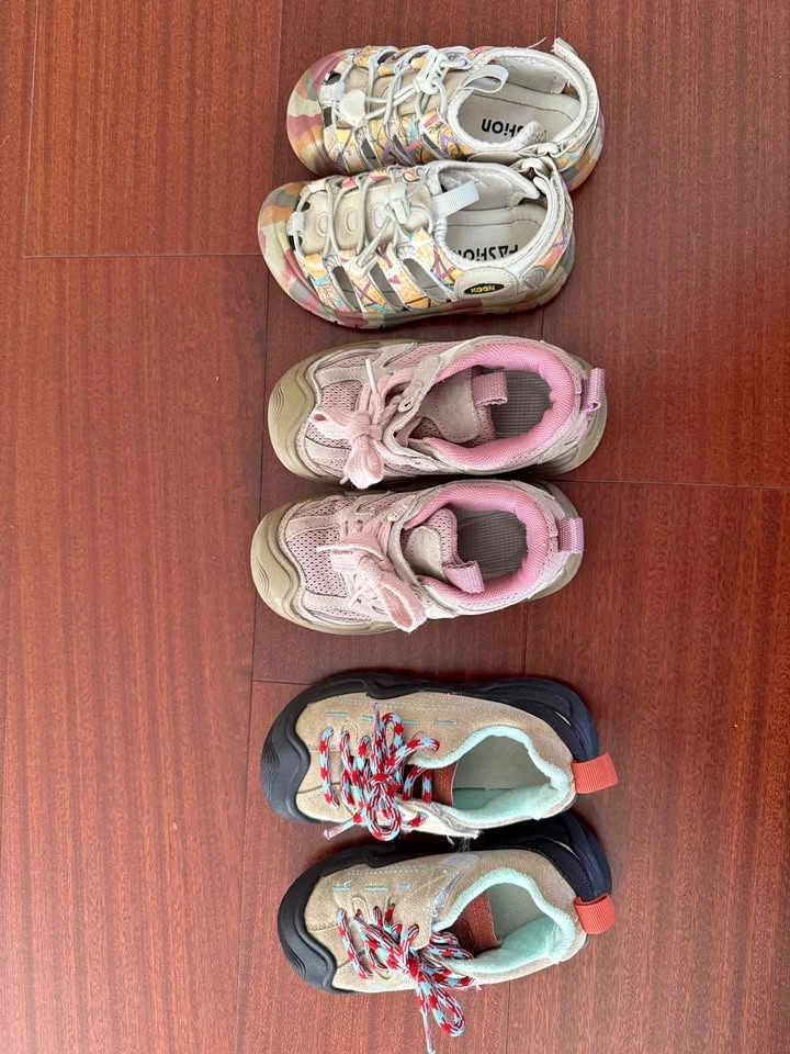 4 pairs of girls' shoes