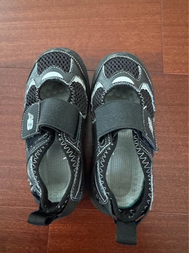 4 pairs of girls' shoes - photo 2