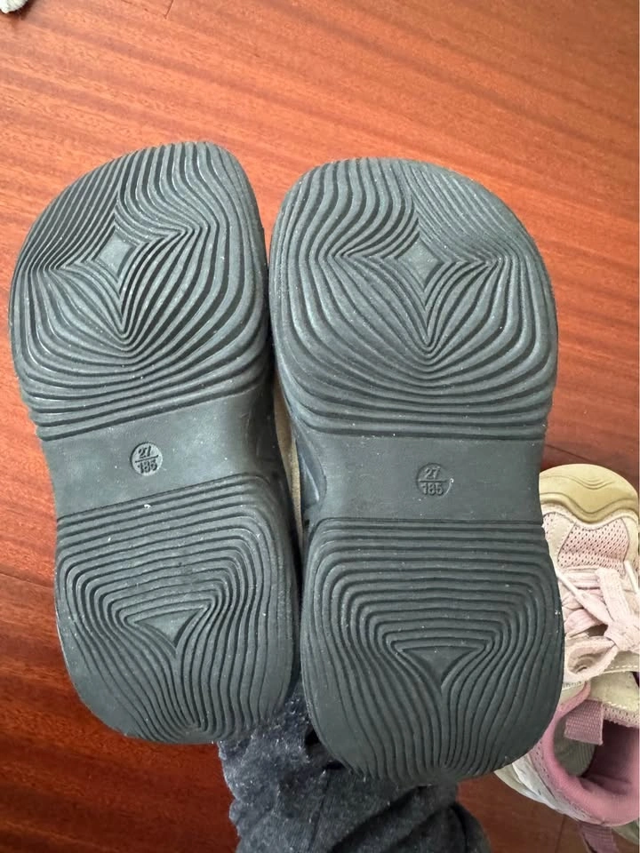 4 pairs of girls' shoes - photo 5