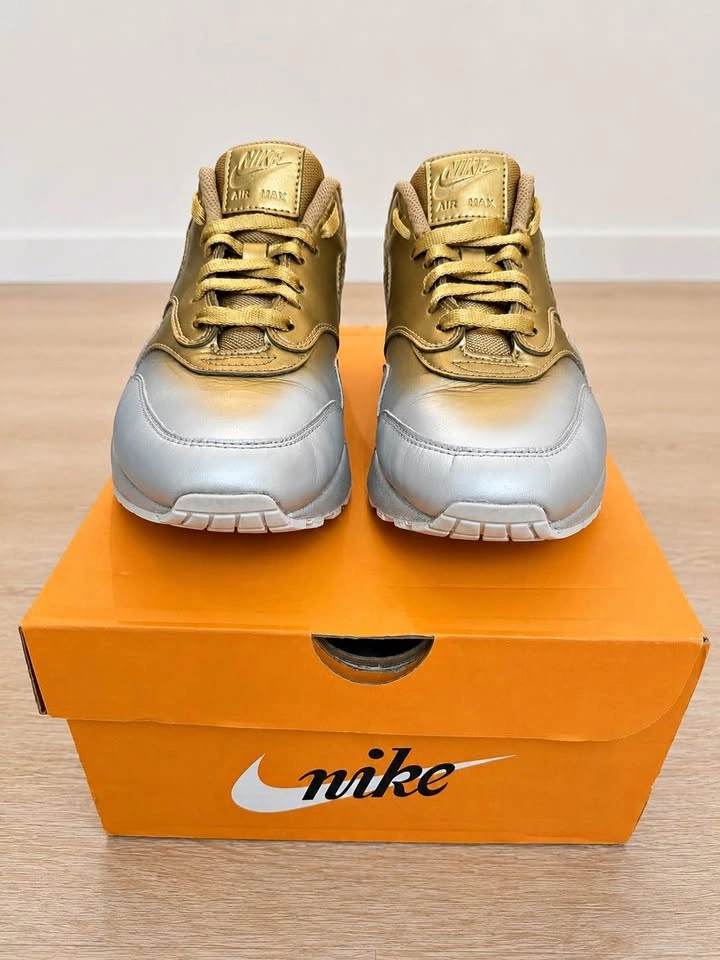 Nike Air Max Sneakers – Size 9 – Gold/Silver