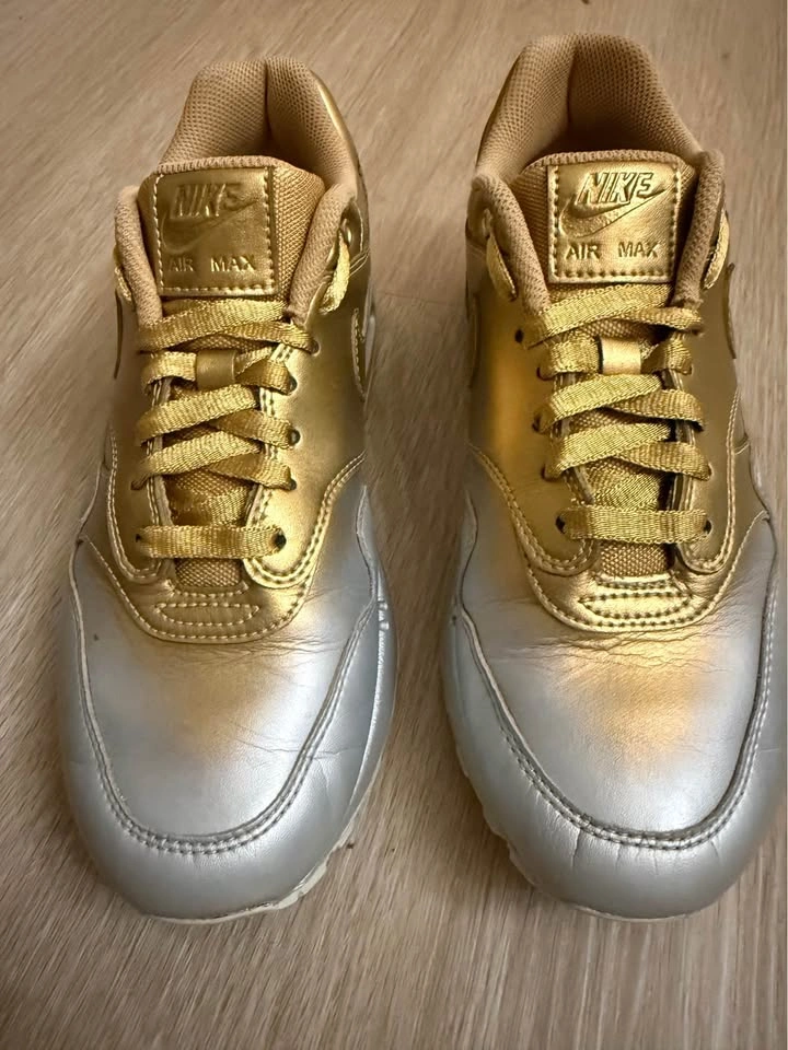 Nike Air Max Sneakers – Size 9 – Gold/Silver - photo 2