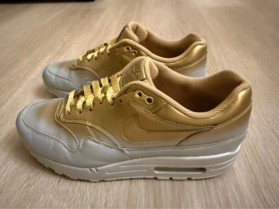 Nike Air Max Sneakers – Size 9 – Gold/Silver - photo 3