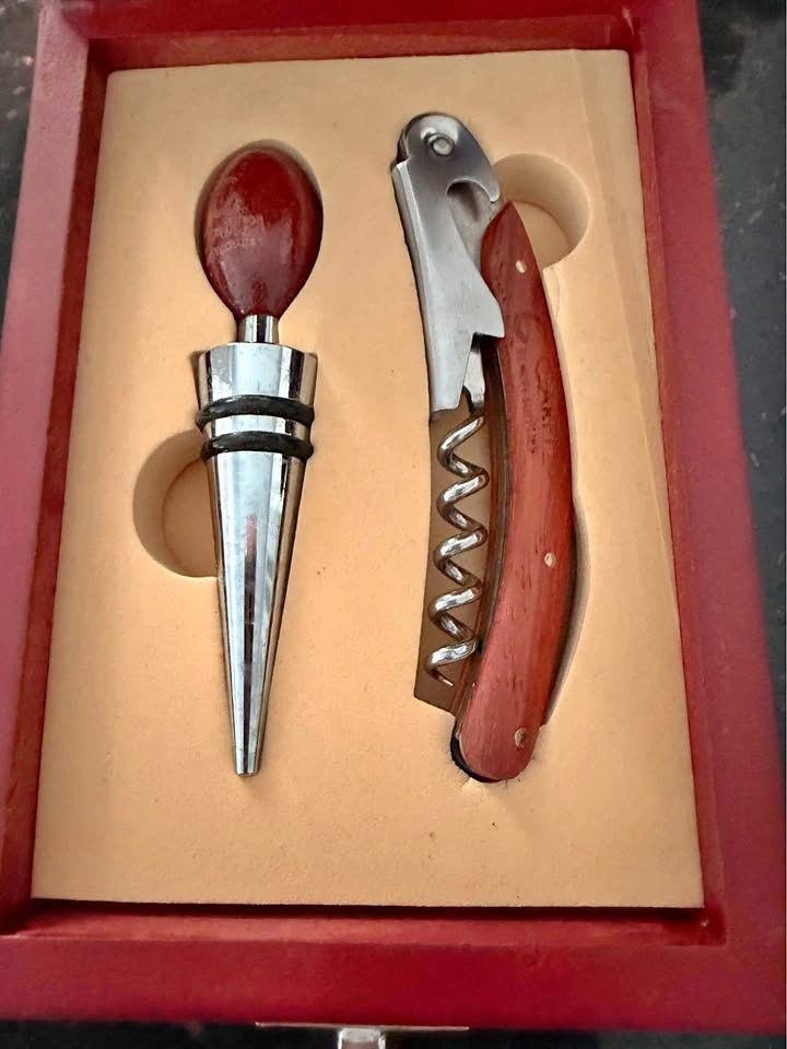 Wine Accessory Set with Corkscrew and Bottle Stopper