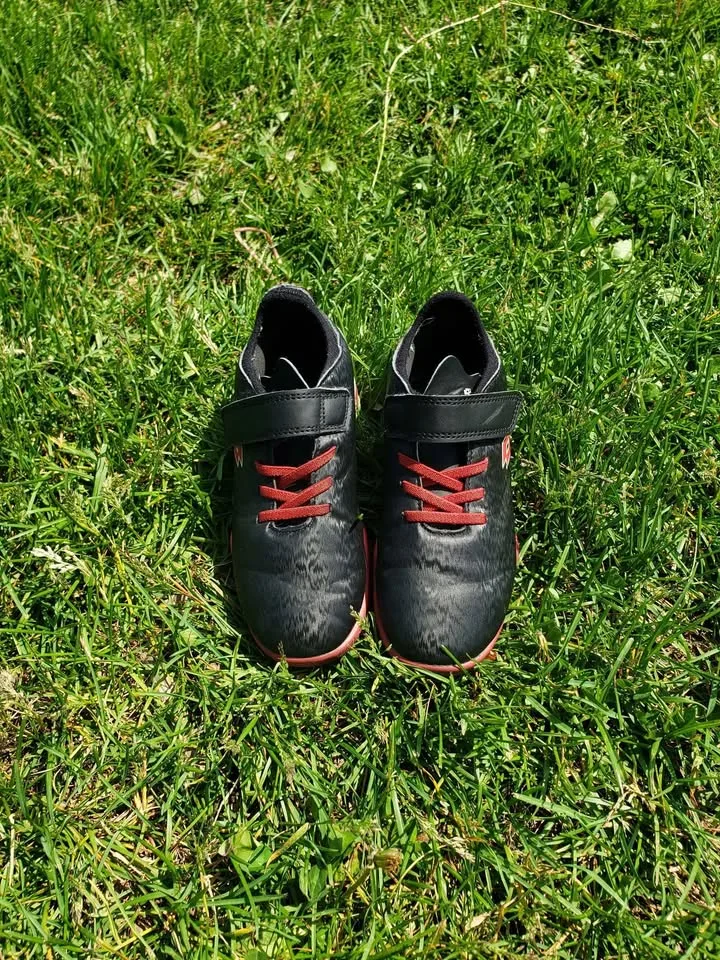 Kids indoor soccer shoes size 13 image indicator(2)