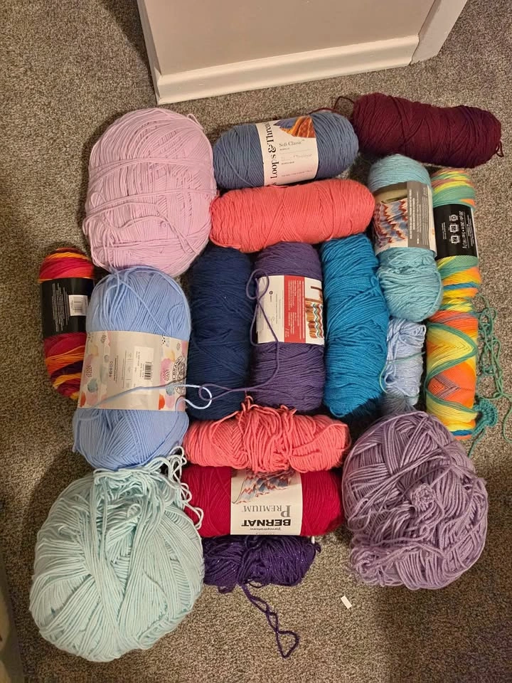 Acrylic yarn