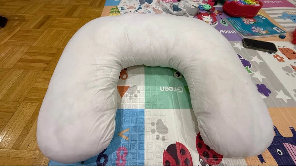 Nursing pillow with adjustable buckle - photo 4