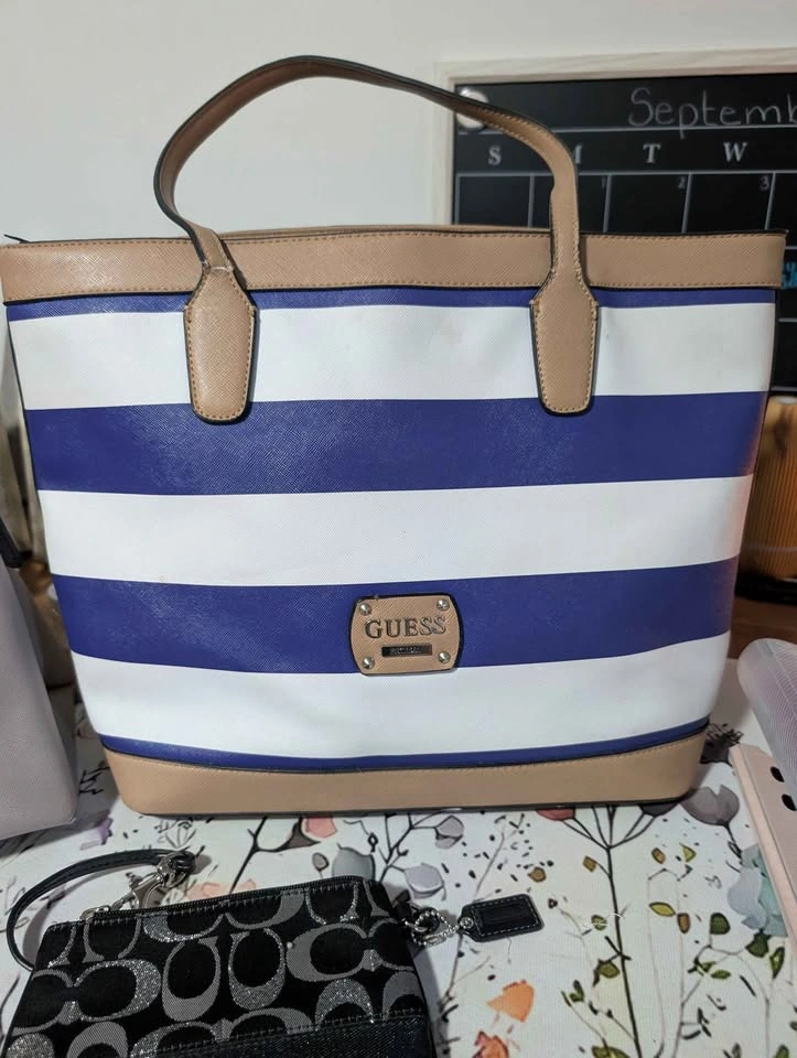 Guess Tote Bags, Guess Purse & Coach clutch - photo 2