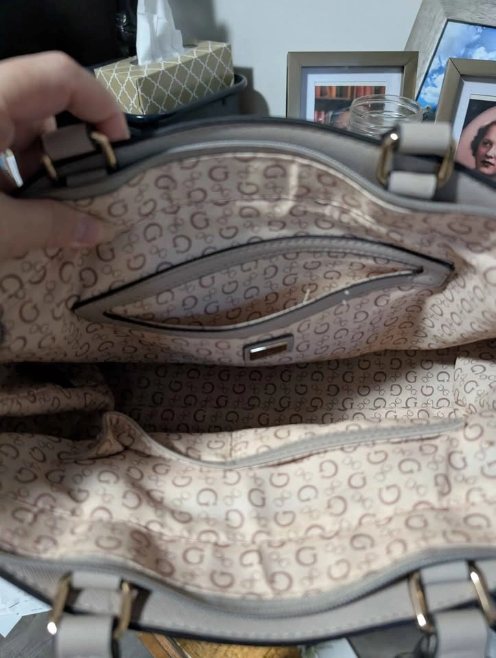 Guess Tote Bags, Guess Purse & Coach clutch - photo 3