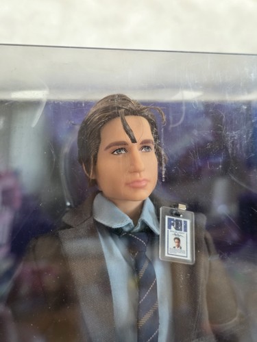 Barbie Signature The X-Files 25th Anniversary Fox Mulder Doll - photo 4