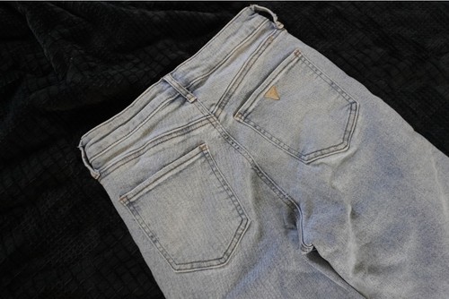 GUESS Light Wash Raw Hem High Rise Straight Jeans Size 26 - photo 3