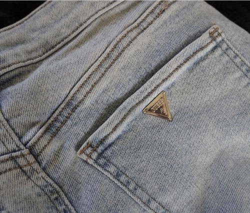 GUESS Light Wash Raw Hem High Rise Straight Jeans Size 26 - photo 4