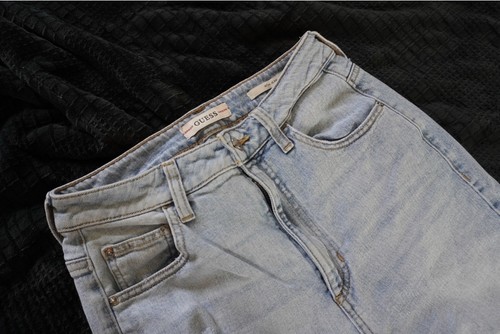 GUESS High Rise Distressed Mom Jeans Light Wash Size 26 - photo 4