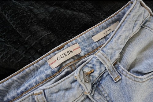 GUESS High Rise Distressed Mom Jeans Light Wash Size 26 - photo 5