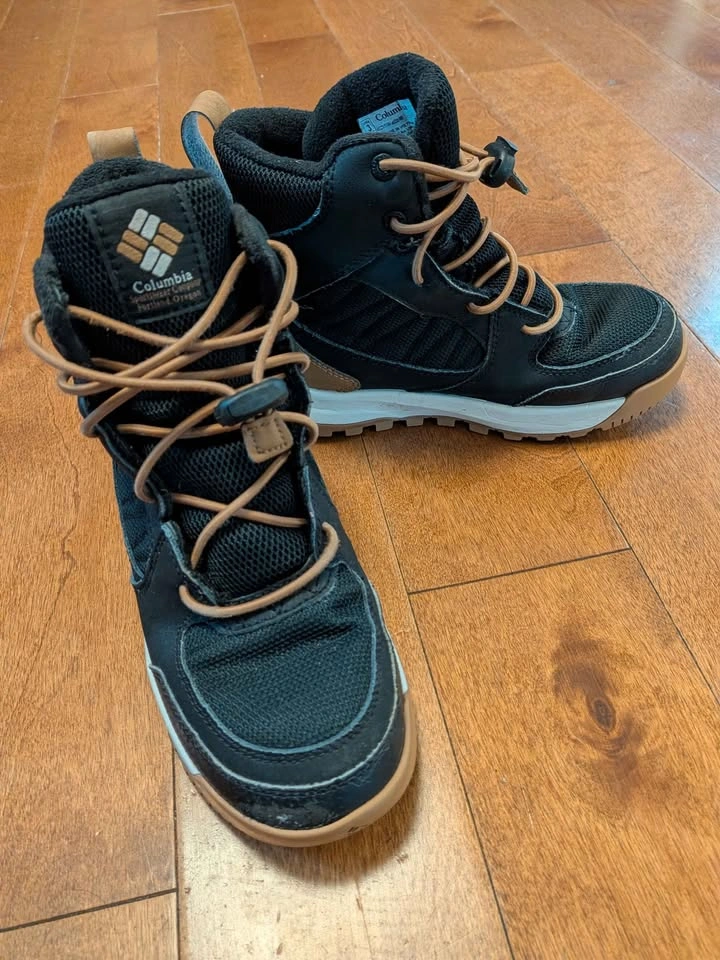 Columbia kids Portlander Waterproof Boots Size 3