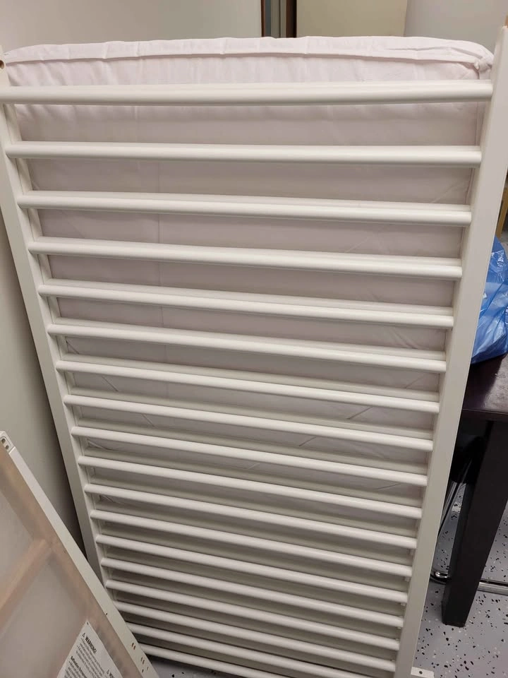 Ikea crib with mattress and sheets - photo 3